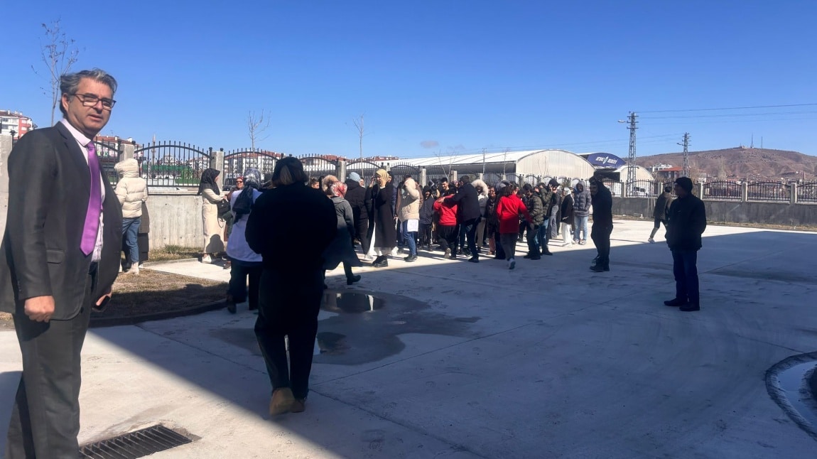 Deprem haftası nedeniyle okulumuzda tatbikat yapıldı.